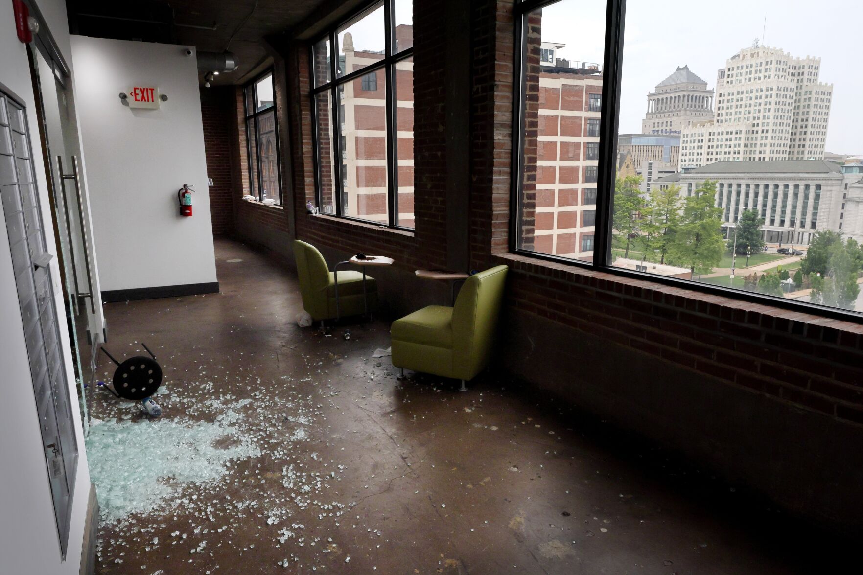 10 teens shot, one dead, at party in building on Washington Avenue in ӣƵ